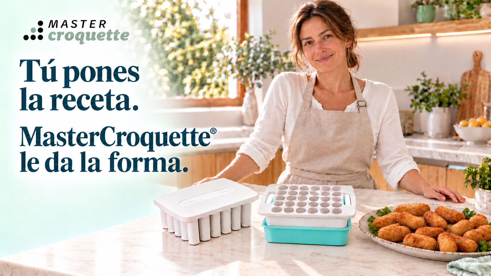 Una mujer en su cocina con MasterCroquette. Tú pones la receta. MasterCroquette le da la forma.